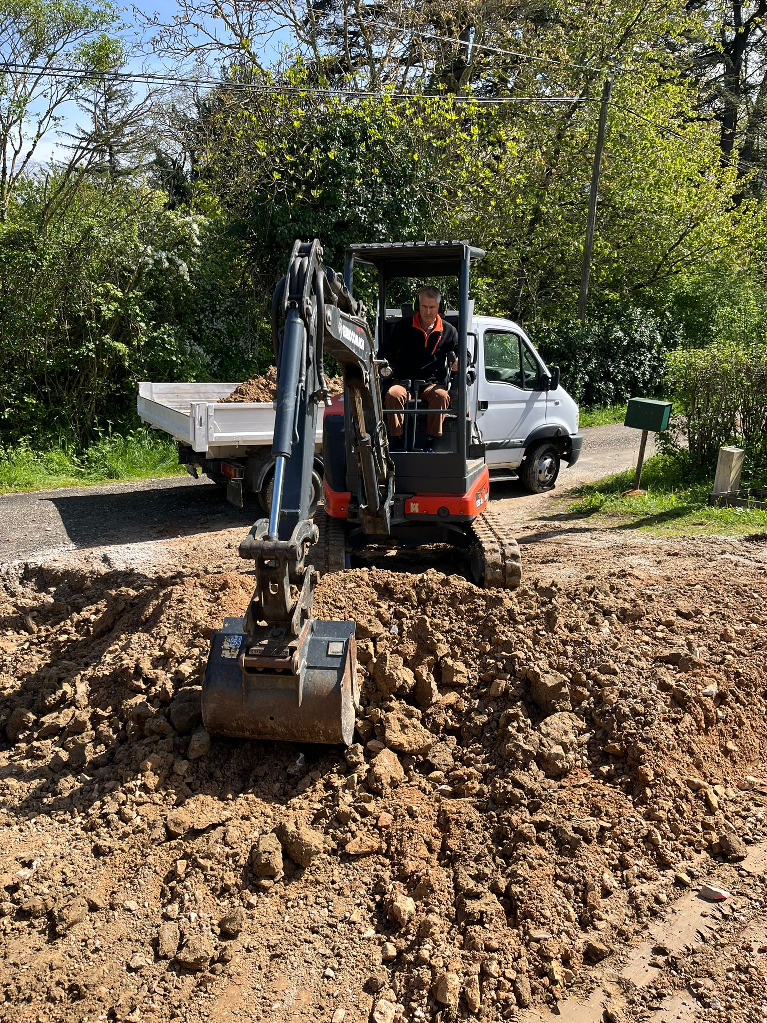Dalle béton du parking fraîchement coulée à Auriac-sur-Vendinelle