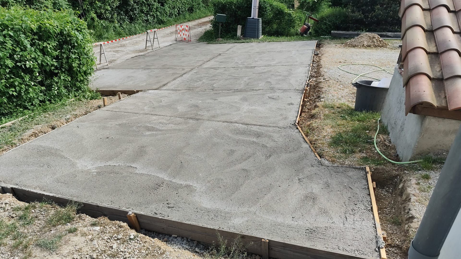 Préparation du fond de forme avec tout-venant compacté et coffrage en bordures béton