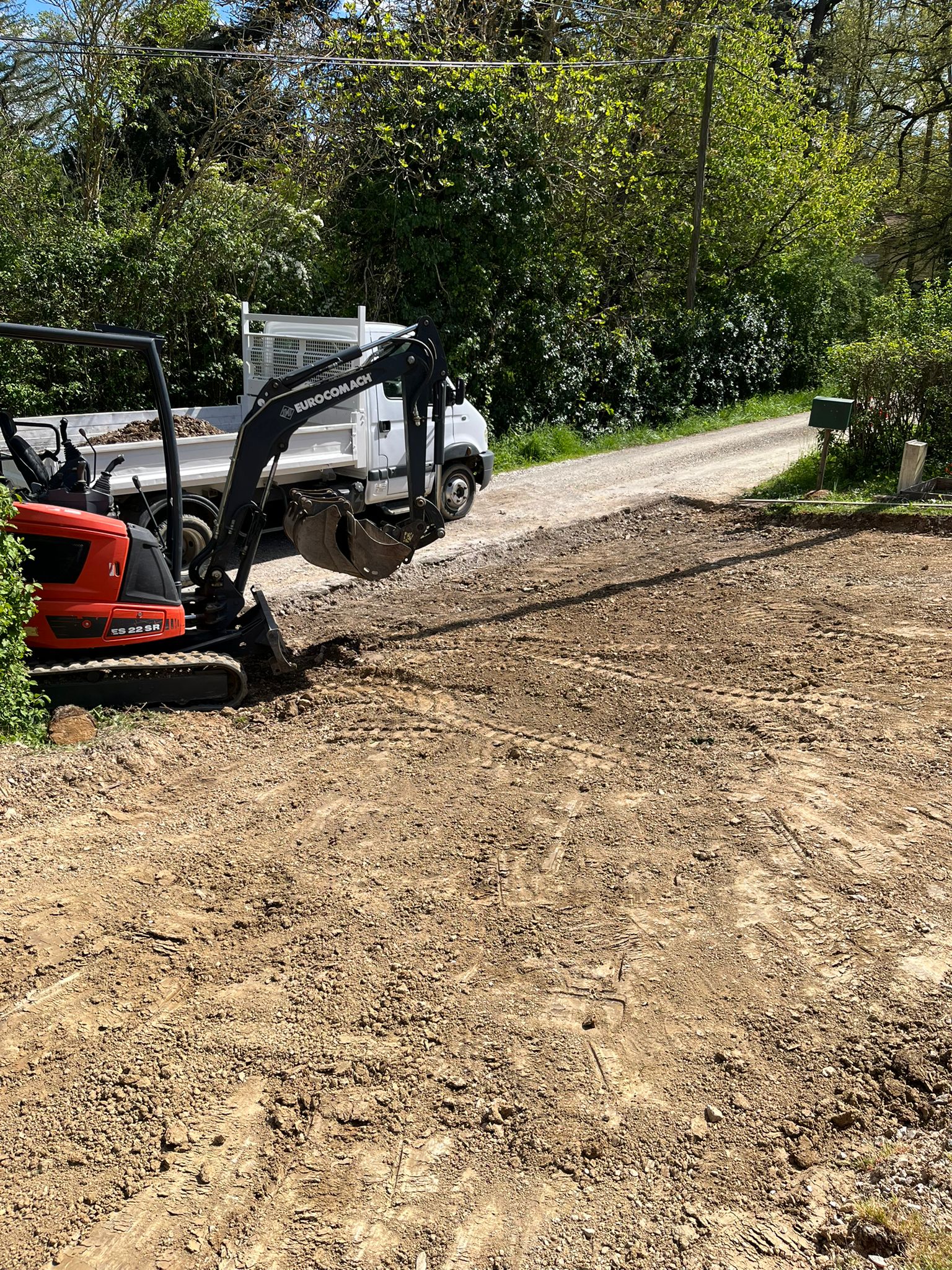 Vérification du nivellement du parking avec jalon de chantier