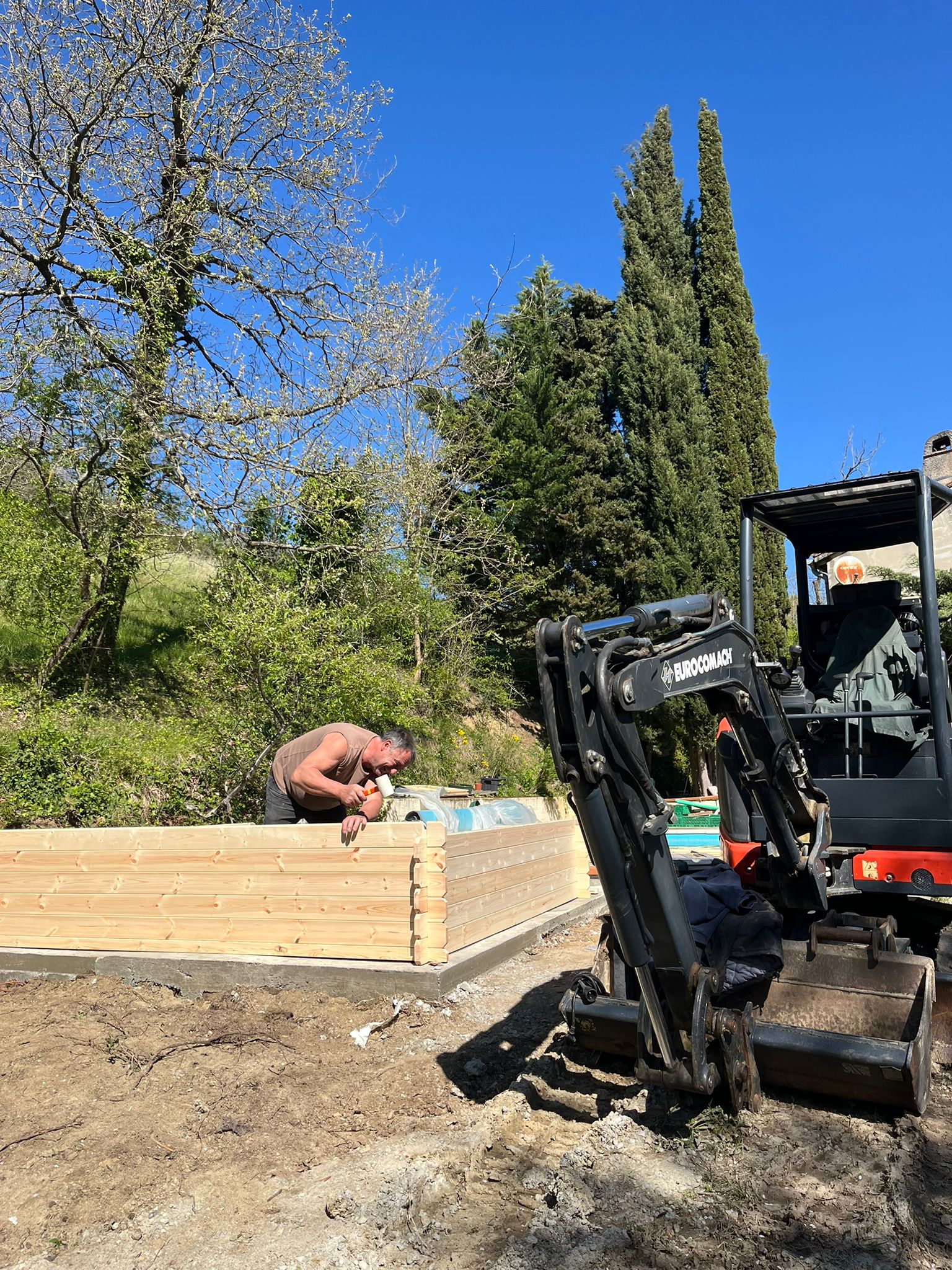 Murs en madriers de chalet bois en cours de montage