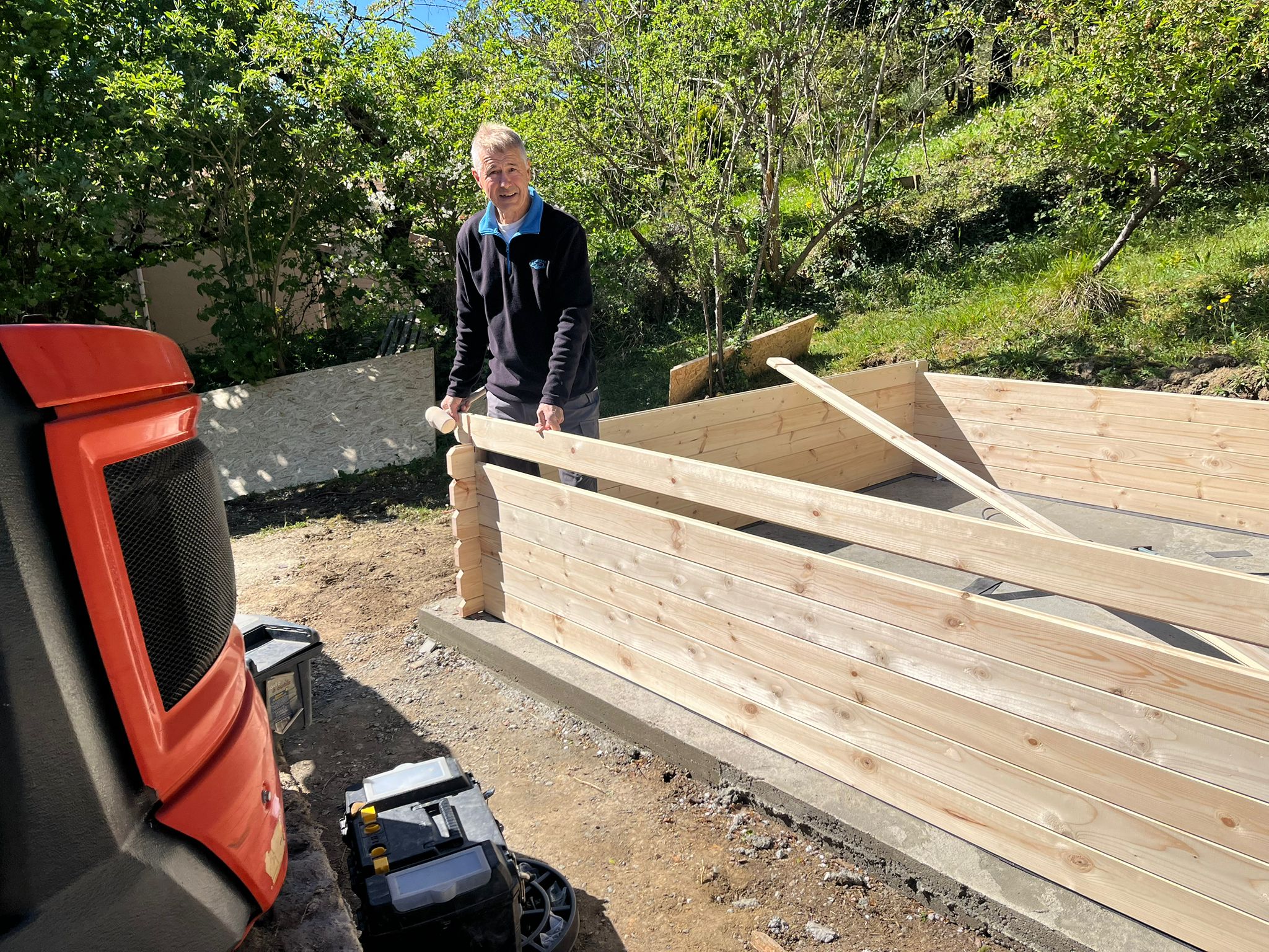 Assemblage des madriers en bois au maillet caoutchouc