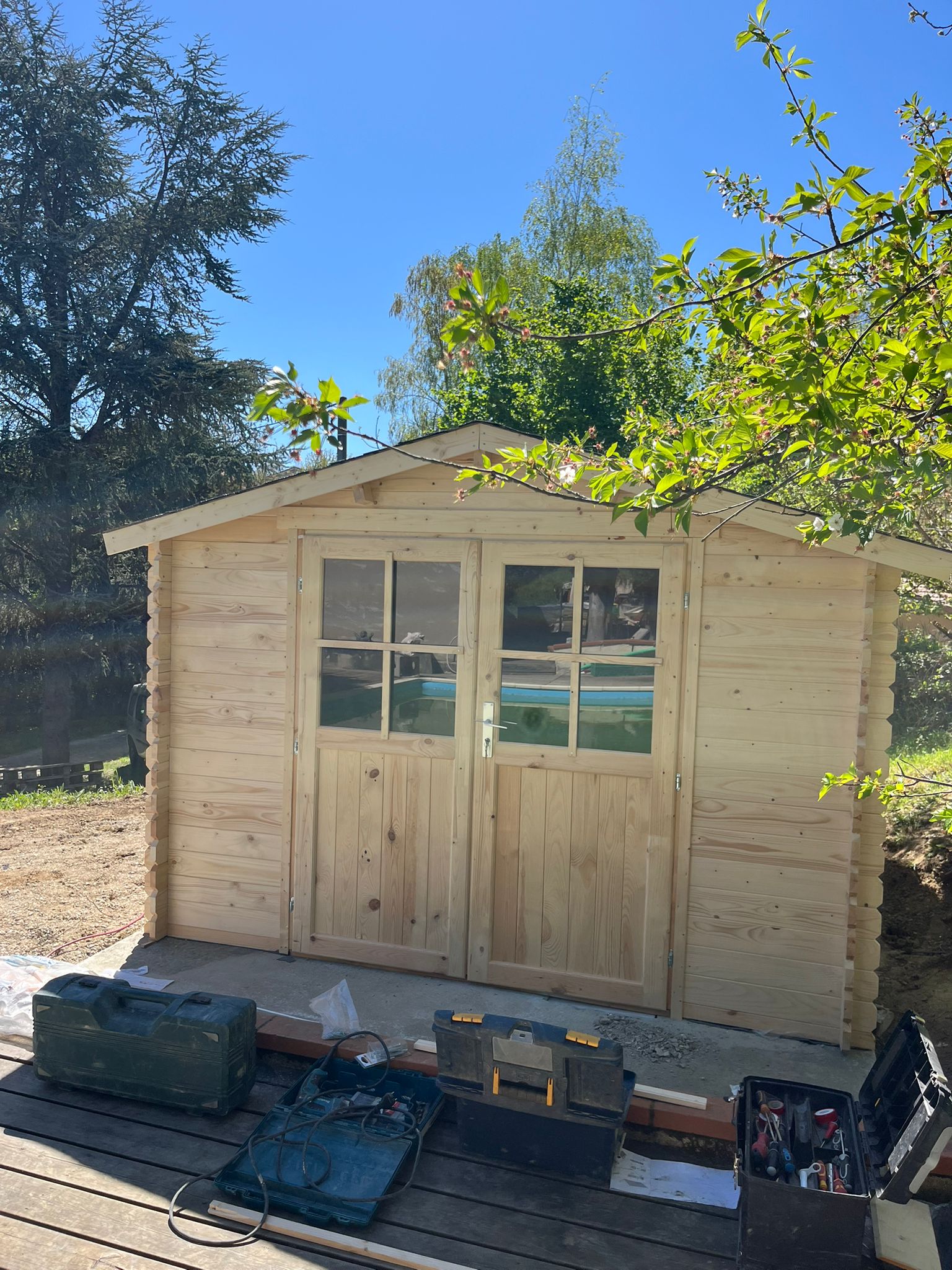 Chalet bois fini avec double porte vitrée donnant sur la piscine