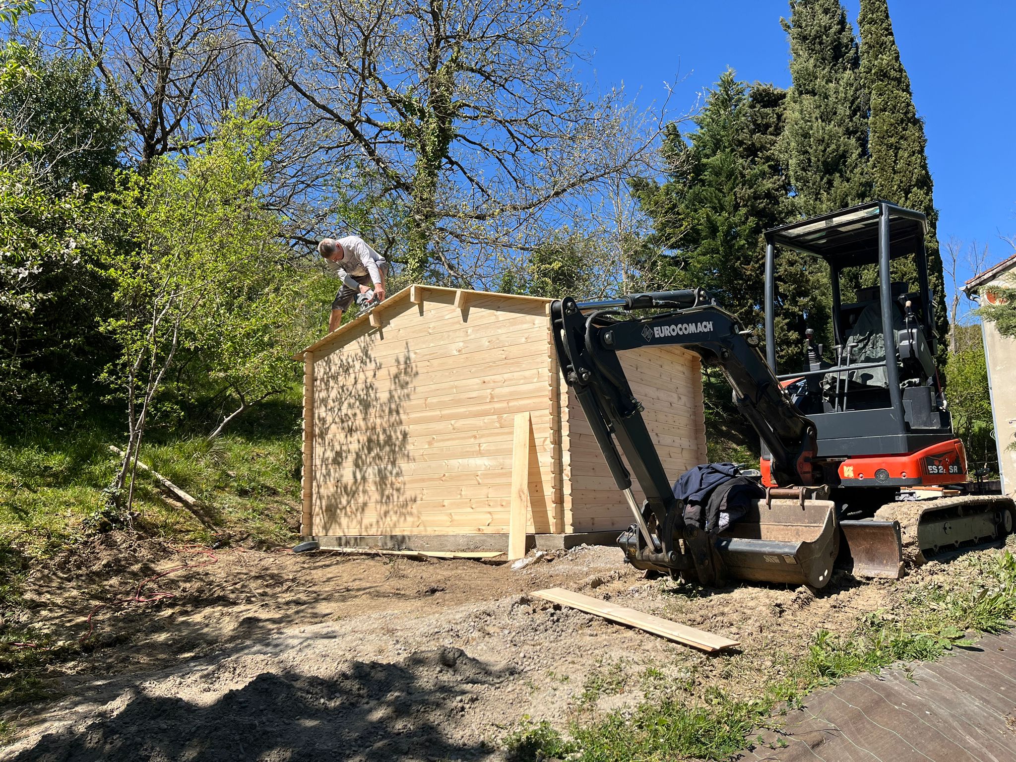 Chalet bois terminé avec sa toiture sur dalle béton