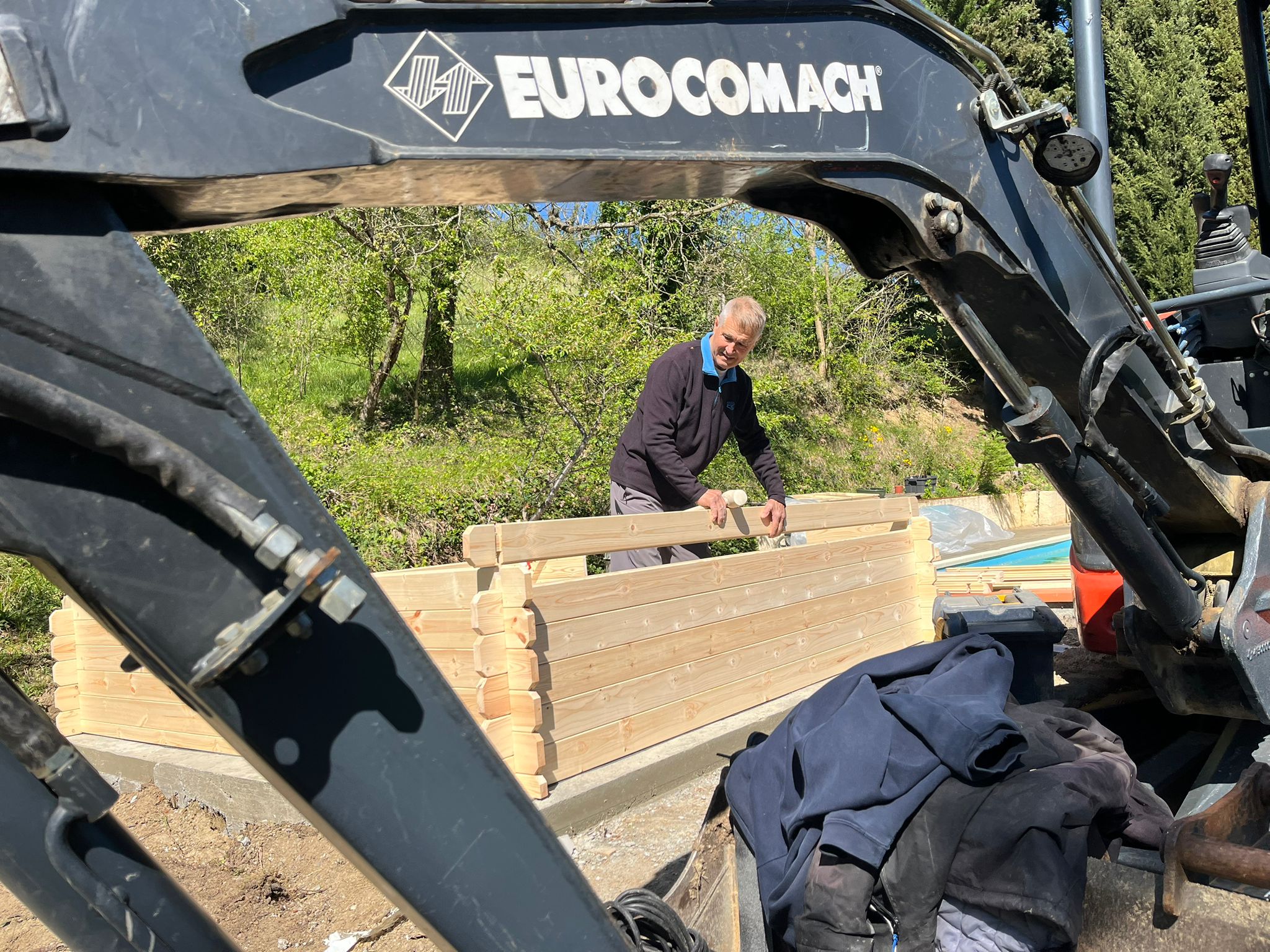 Montage des premiers madriers en bois sur la dalle béton