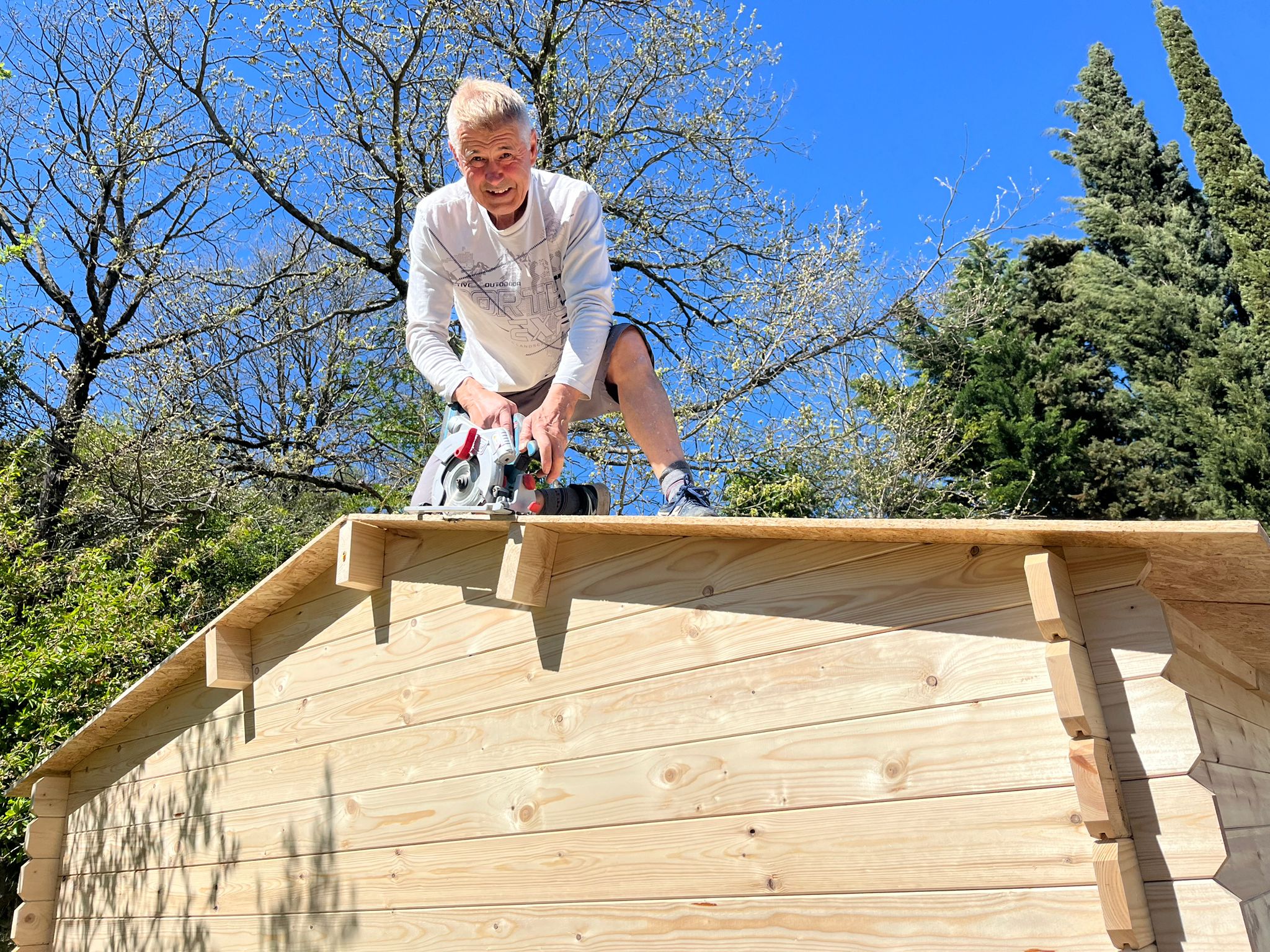 Découpe à la scie circulaire des planches de toiture du chalet