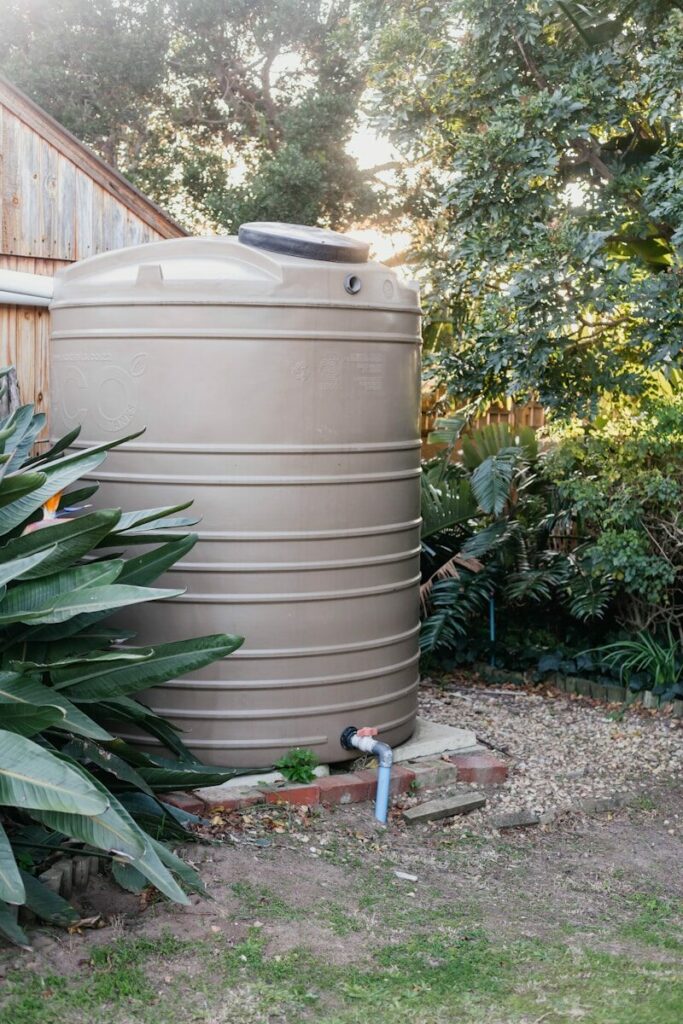 Cuve de récupération d’eau de pluie installée dans un jardin