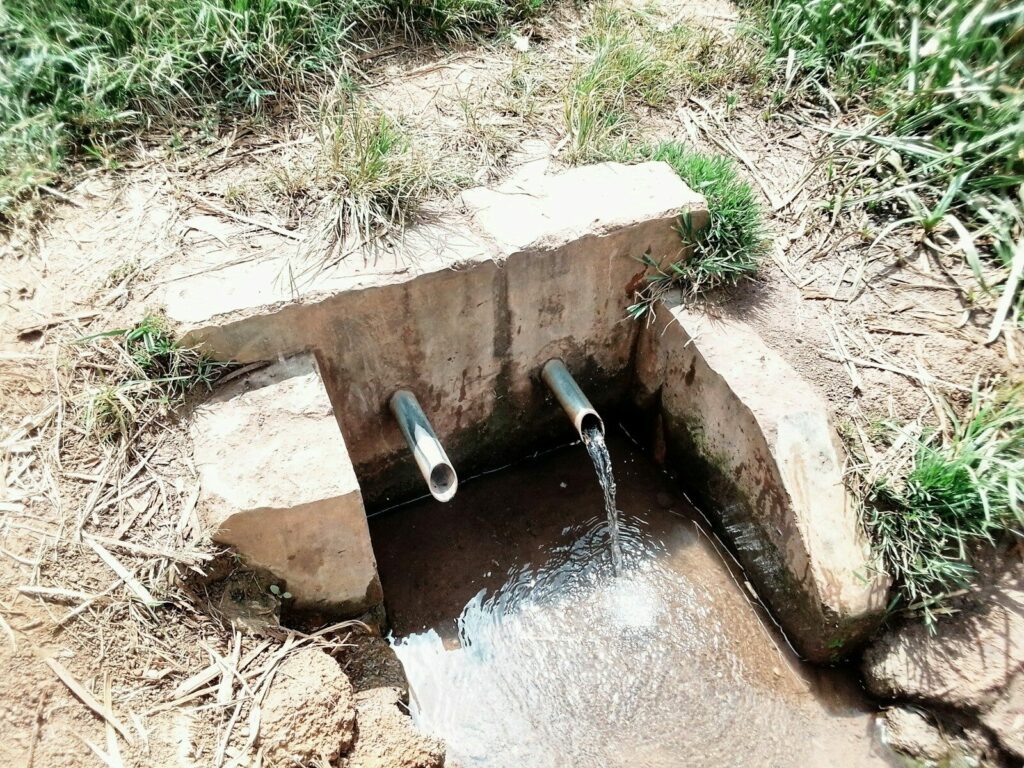 Système de drainage avec canalisations pour évacuer l’eau du terrain