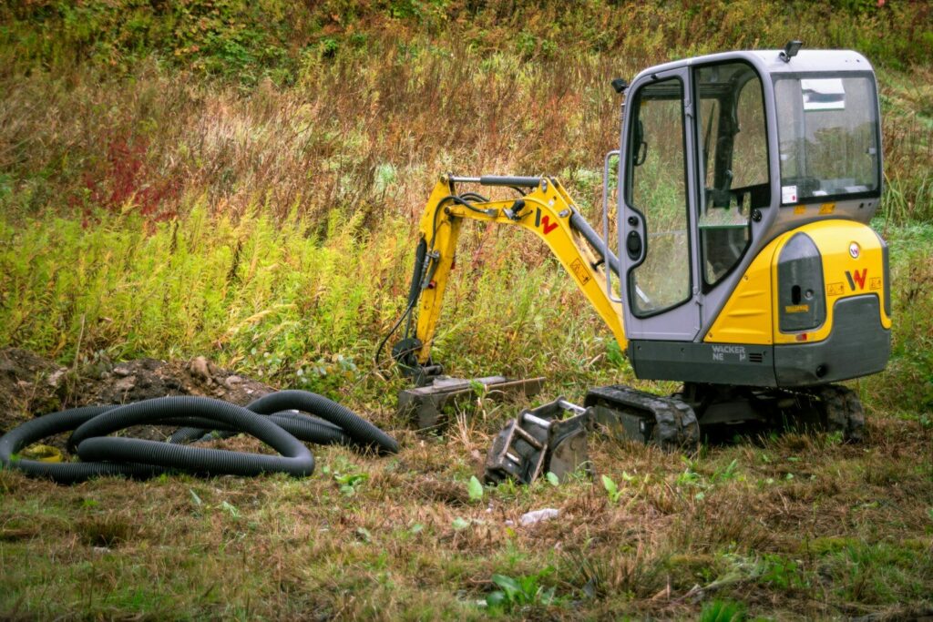 Mini-pelle sur un chantier de terrassement pour particulier dans le Lauragais