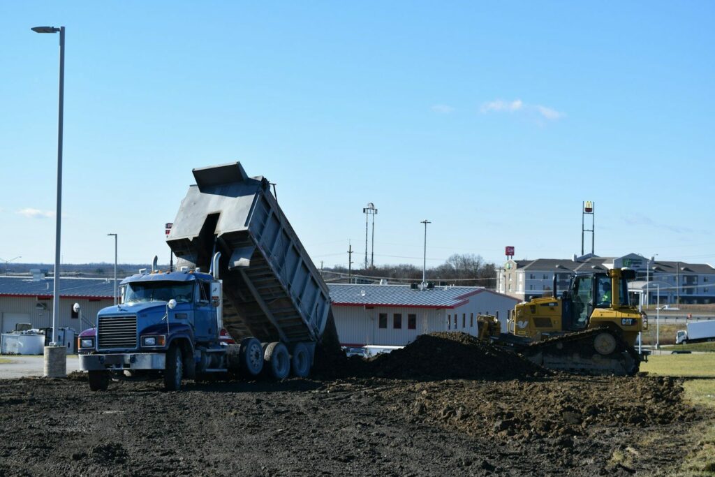 Camion benne évacuant de la terre et des gravats de chantier