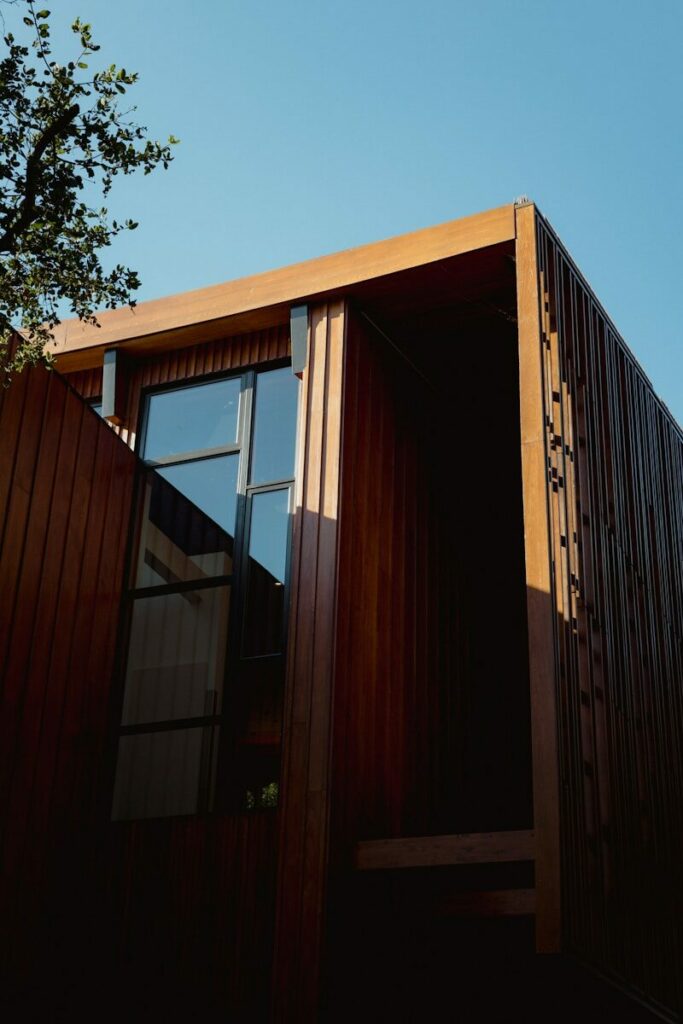 Studio de jardin en bois moderne installé dans un jardin