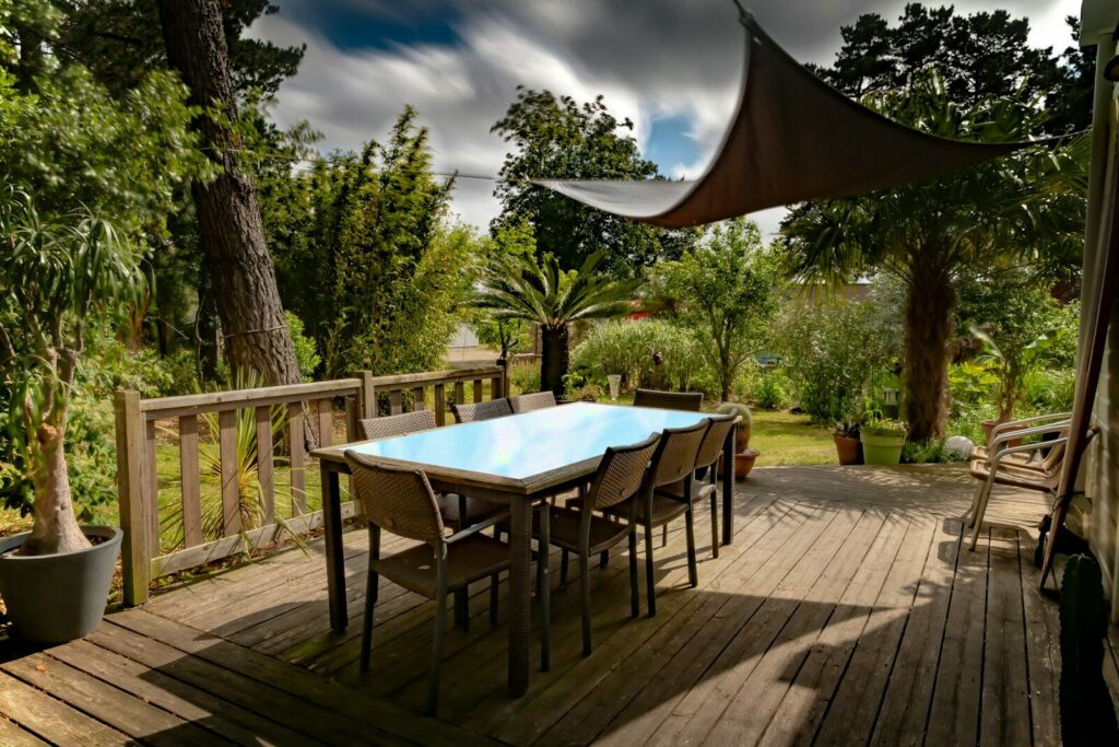 Terrasse en bois aménagée dans un jardin après préparation du terrain