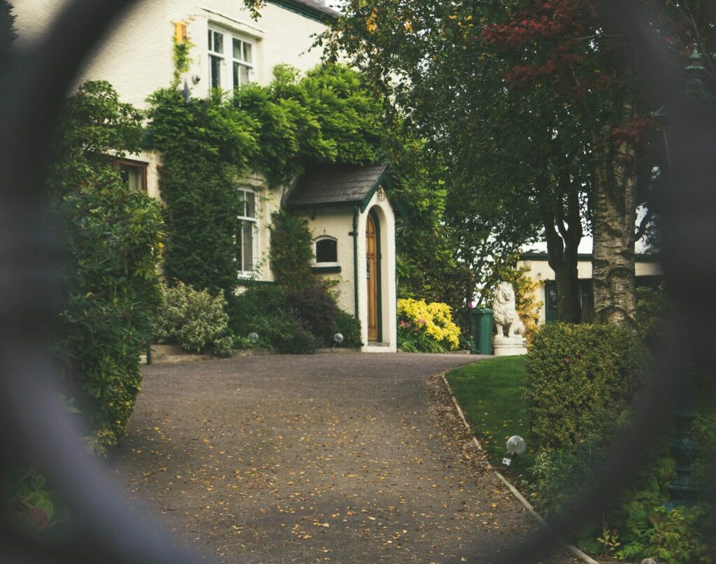 Allée carrossable en gravillons menant à une maison