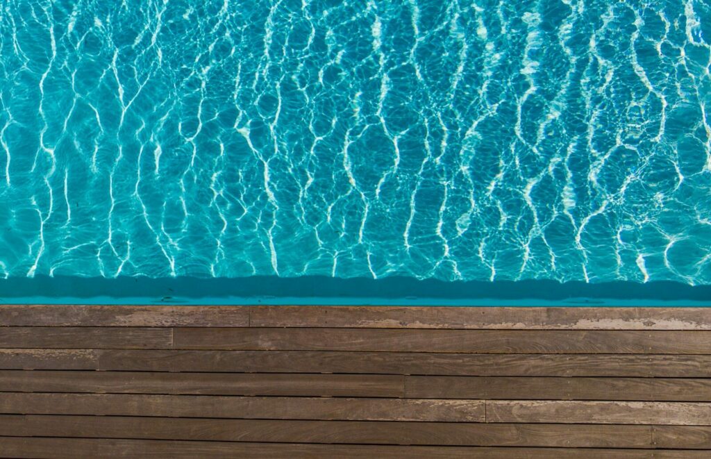 Piscine hors-sol avec terrasse en bois prête pour l’été